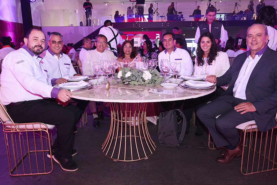 Público aplaudiendo en la ceremonia del Premio Emprendedores 2024.